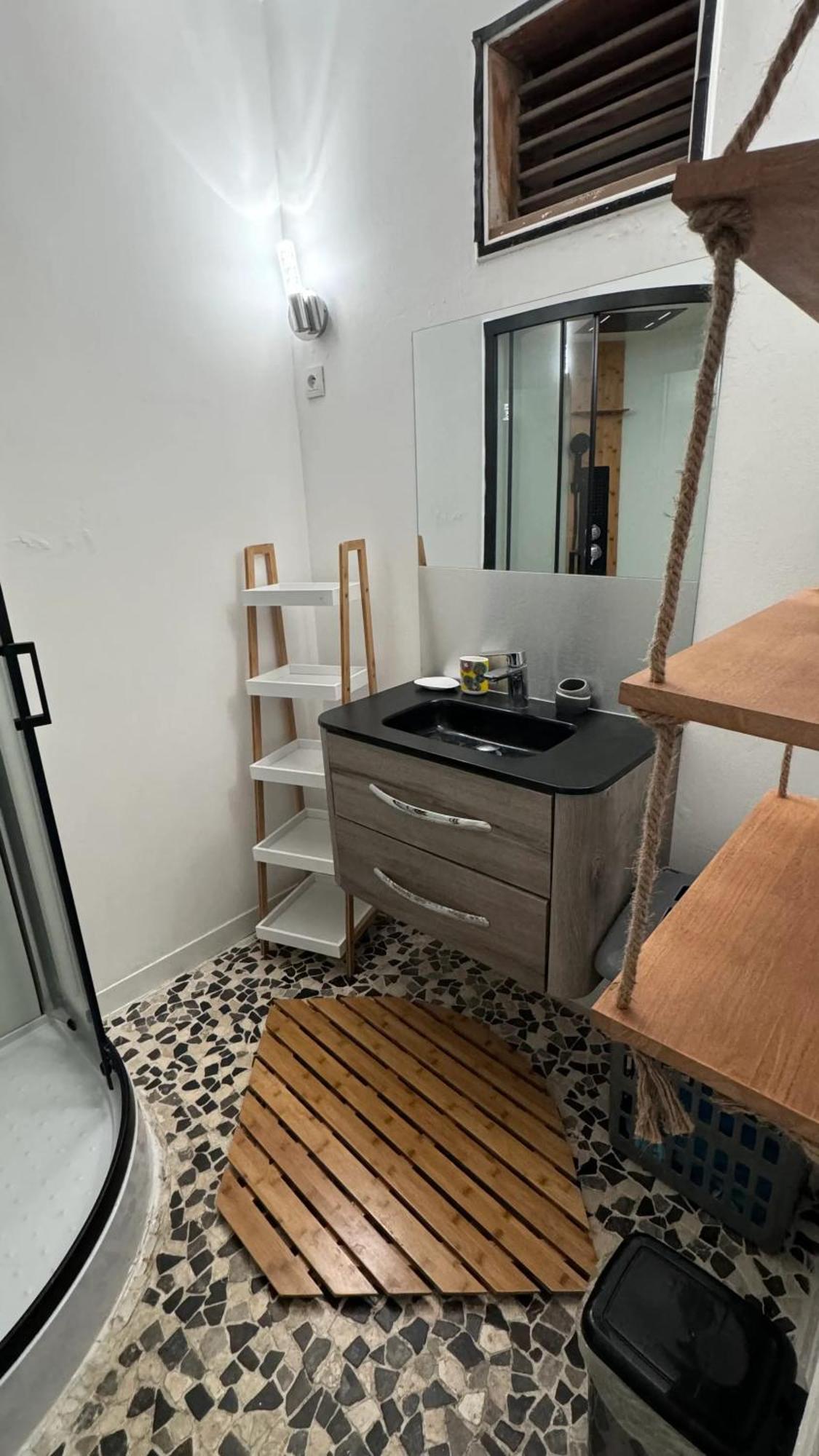 Appartement Spacieux A Sainte-Anne, Vue Sur La Mer Et Jacuzzi エクステリア 写真